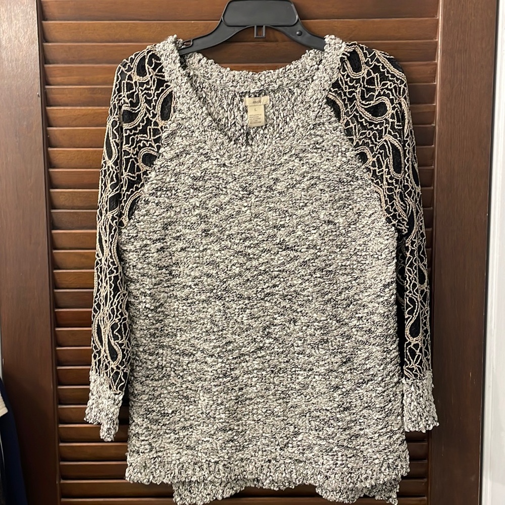 Escio sweater with sheer lace sleeves